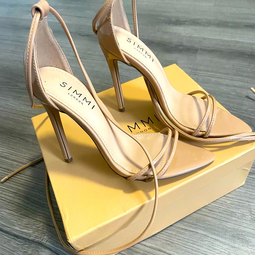 Super cute lace up heels !